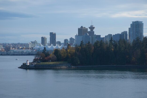 Photo scenic view of river by buildings against sky