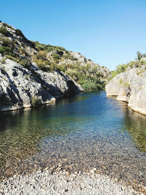 Foto vista panoramica del fiume dalla montagna contro un cielo limpido