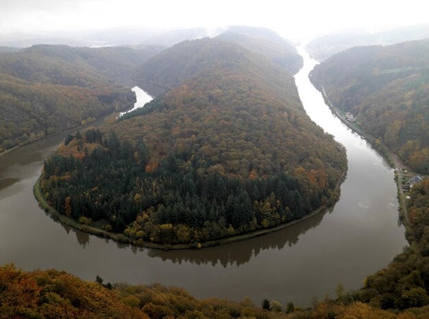 Foto vista panoramica del fiume dalle montagne contro il cielo