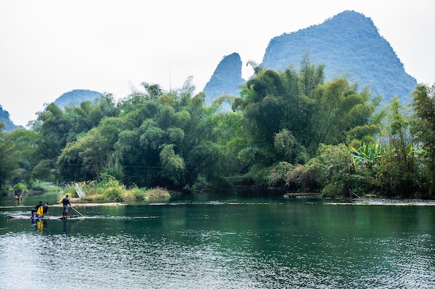 Photo scenic view of river by trees against sky