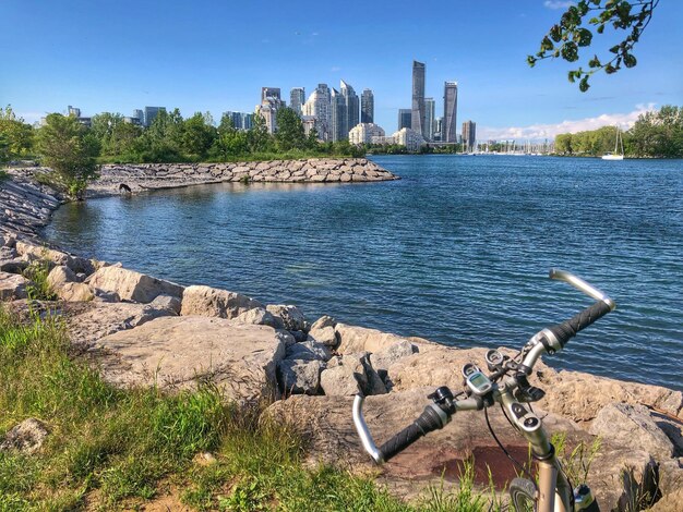 Photo scenic view of river in city