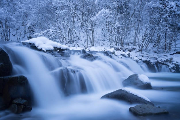 Photo scenic view of river flowing during winter