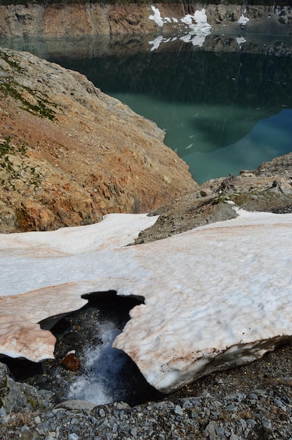 Foto la vista panoramica del fiume che scorre tra le rocce