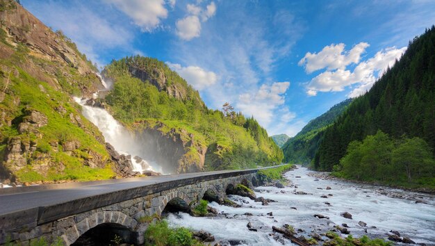 Foto vista panoramica del fiume e delle montagne contro un cielo nuvoloso