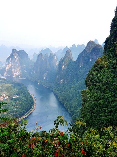 Photo scenic view of river and mountains against sky