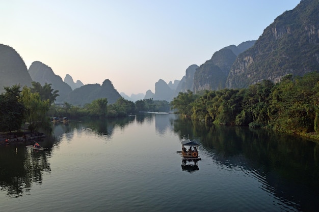 Photo scenic view of river and mountains against sky