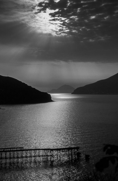 Photo scenic view of river and mountains against sky