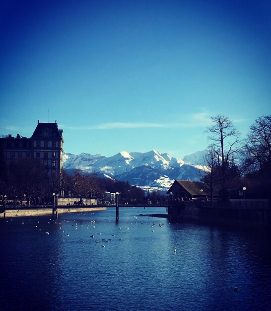 Photo scenic view of river and mountains against sky