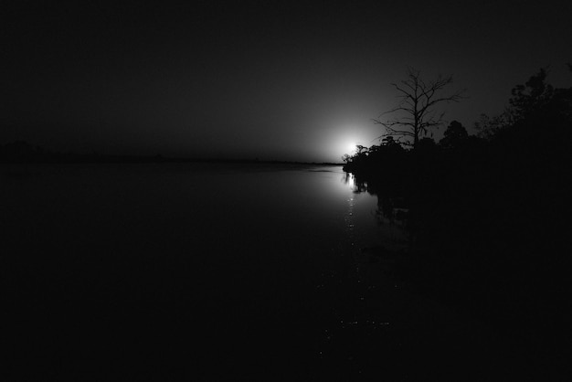 Photo scenic view of river at night