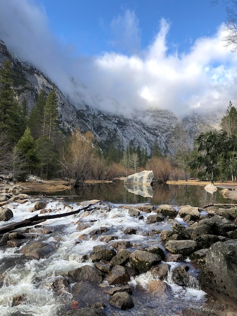 Foto vista panoramica del ruscello contro il cielo