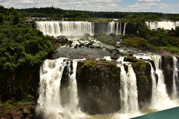 La vista panoramica del fiume e delle cascate