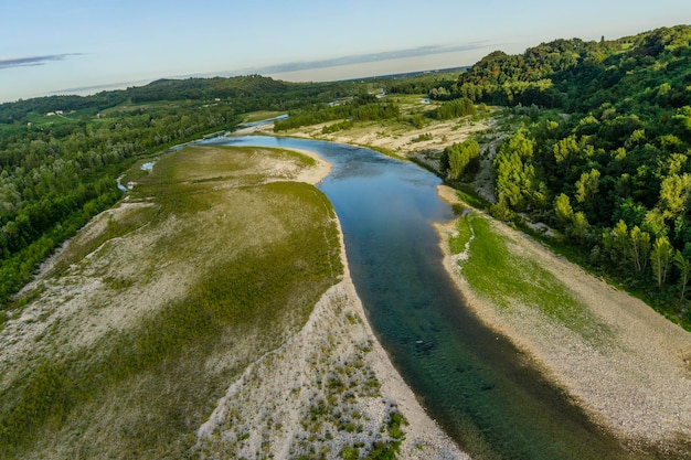 Foto vista panoramica del fiume con gli alberi sullo sfondo