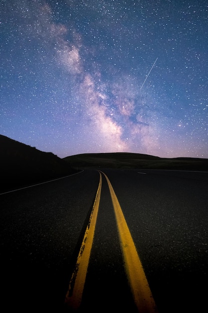 Foto vista panoramica della strada contro il cielo notturno