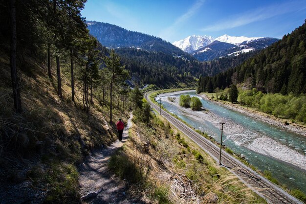 Foto vista panoramica della strada in mezzo alle montagne contro il cielo