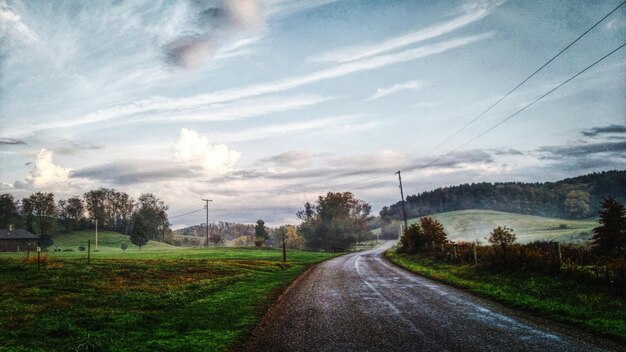 Foto vista panoramica della strada dal campo contro il cielo