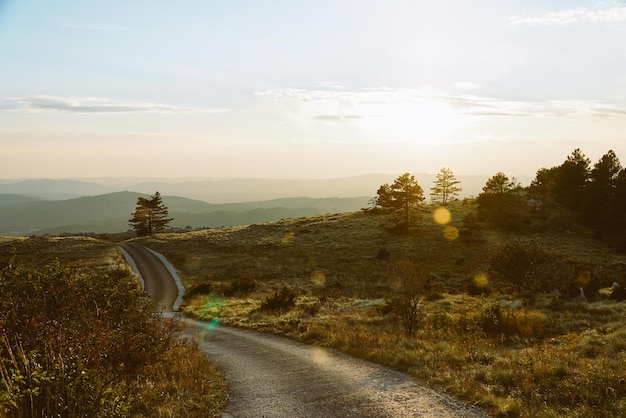 Photo scenic view of road on mountain against sky