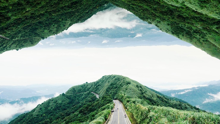 Photo 天空を背景に山を通過する道路の景色