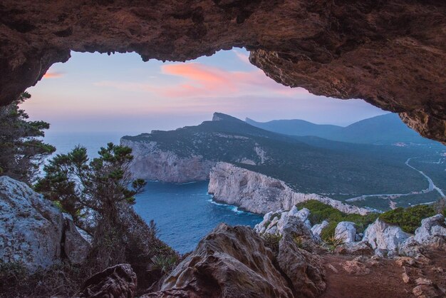 Foto vista panoramica della roccia dal paesaggio marino.