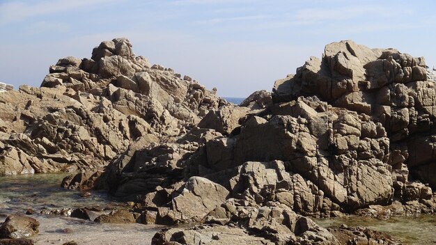 Photo scenic view of rock formation against sky