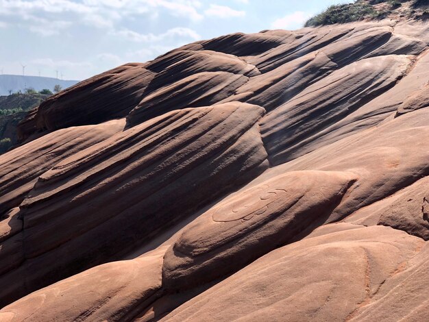 Photo scenic view of rock formation against sky