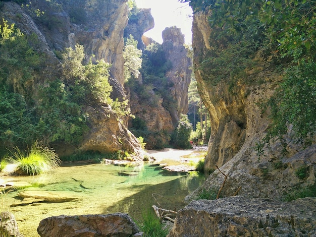 Foto vista panoramica della formazione rocciosa in mare