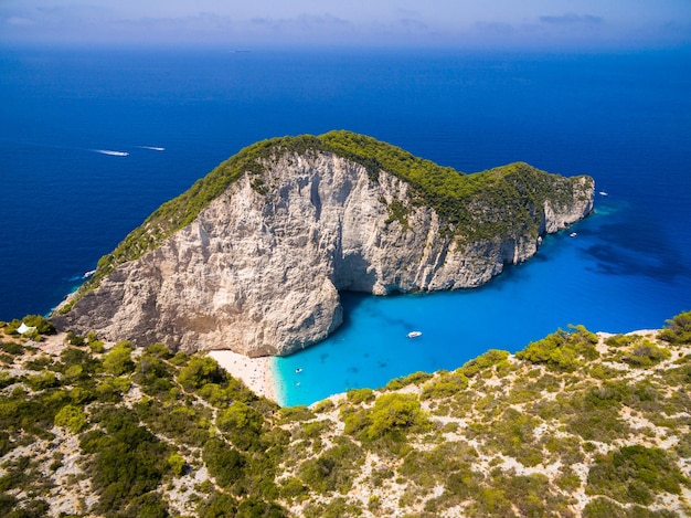 Foto vista panoramica della formazione rocciosa sul mare