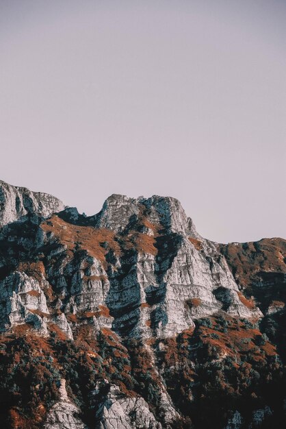 Foto la vista panoramica delle formazioni rocciose contro un cielo limpido