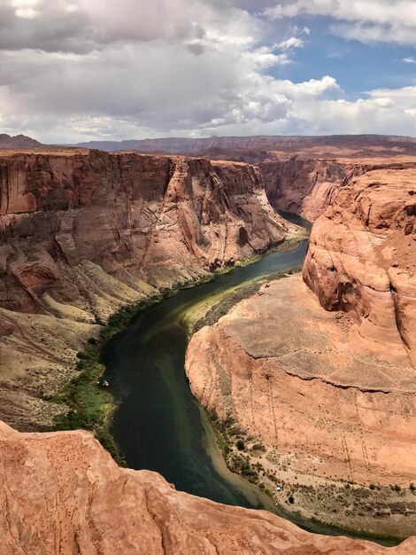 Photo scenic view of rock formations against cloudy sky