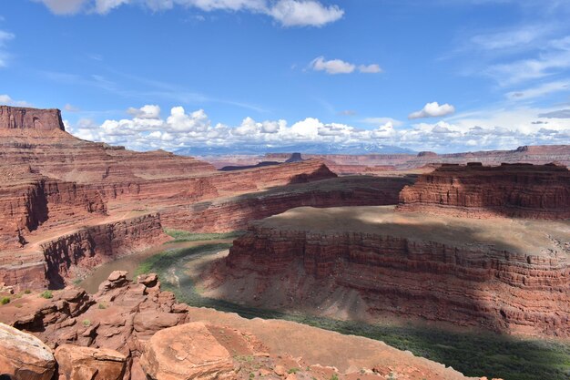 Photo scenic view of rock formations against cloudy sky