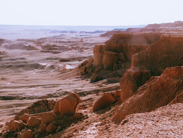 Photo scenic view of rock formations against sky