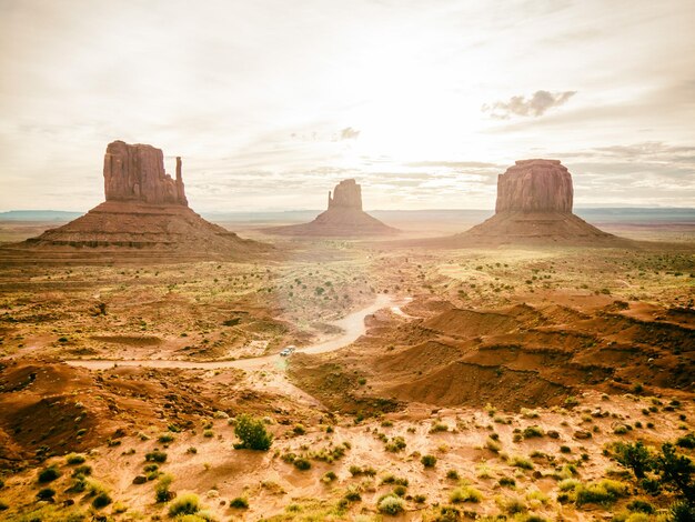 Photo scenic view of rock formations against sky