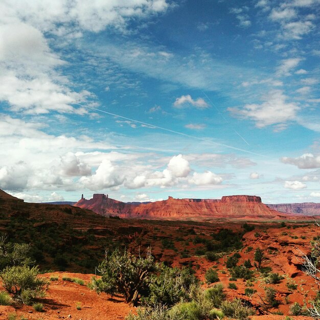 Photo scenic view of rock formations at monument valley