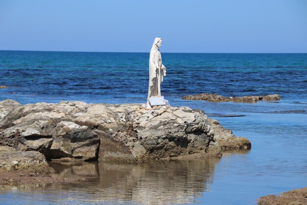 Foto vista panoramica delle rocce sulla spiaggia contro un cielo limpido