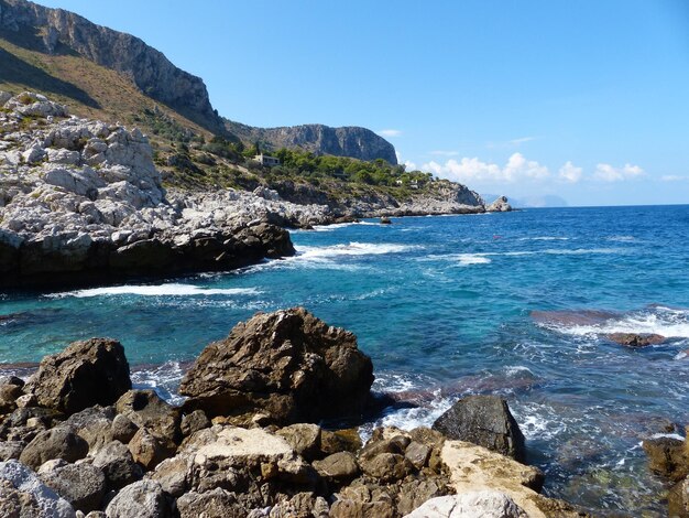 Foto vista panoramica delle rocce sulla spiaggia contro il cielo