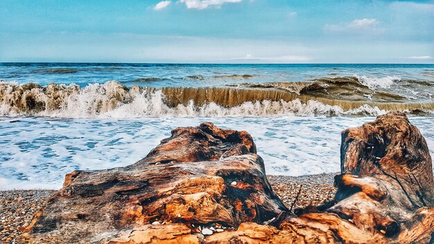 Photo scenic view of rocks on beach against sky