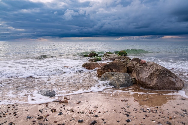 Foto vista panoramica delle rocce sulla spiaggia contro il cielo