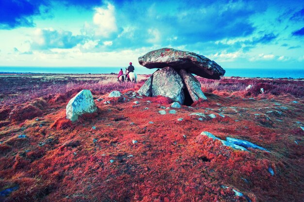 Foto vista panoramica delle rocce sulla spiaggia contro il cielo