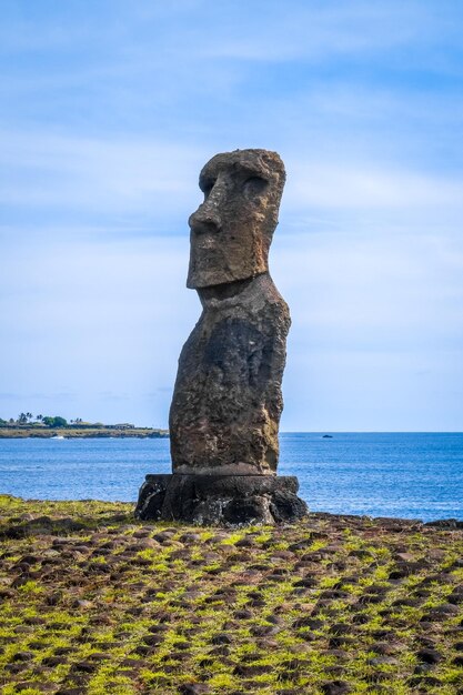 Foto vista panoramica delle rocce sulla spiaggia contro il cielo