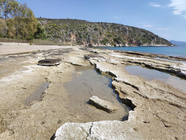 Foto vista panoramica delle rocce sulla spiaggia contro il cielo