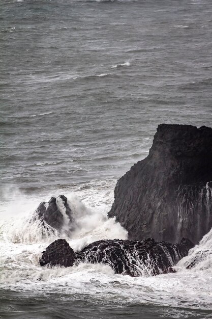 Photo scenic view of rocks on beach