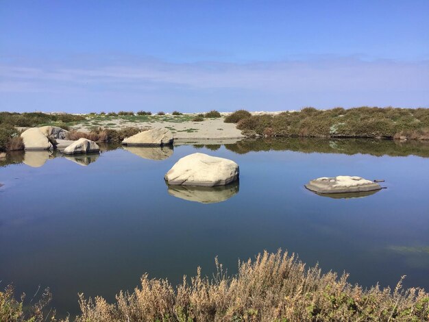 Foto vista panoramica delle rocce sul lago contro il cielo