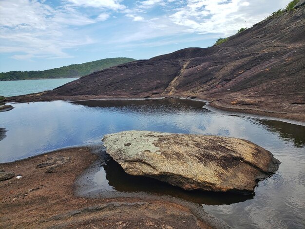 Foto vista panoramica delle rocce dal mare contro il cielo