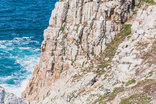 Foto la vista panoramica delle rocce dal mare