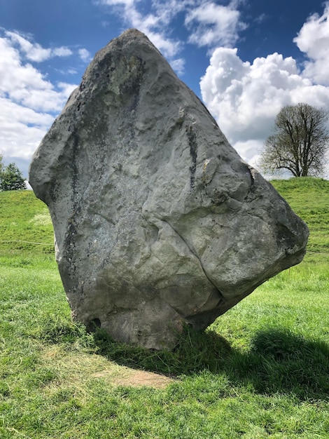 Foto vista panoramica delle rocce sul campo contro il cielo