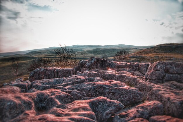 Photo scenic view of rocks on land against sky