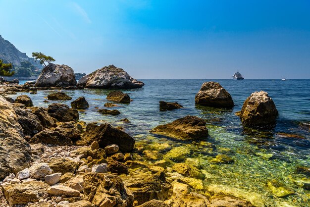 Красивый вид на скалы в море на фоне голубого неба