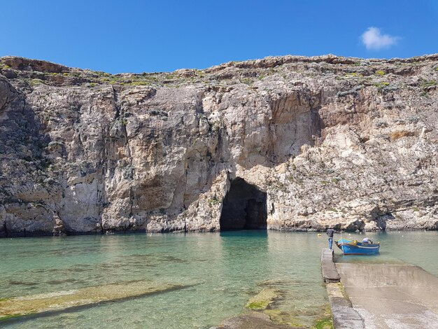 Photo scenic view of rocks and sea against sky - dwejra bay malta