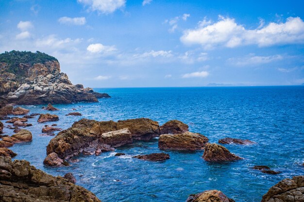 Foto vista panoramica delle rocce in mare contro il cielo