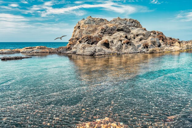 Foto vista panoramica delle rocce in mare contro il cielo