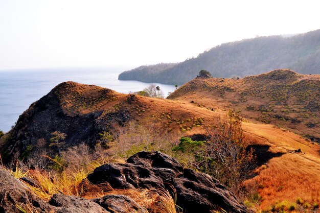 Photo scenic view of rocks and sea against sky